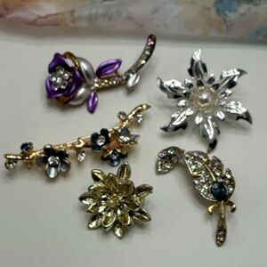 Vintage Collection of Pretty  Floral Brooches